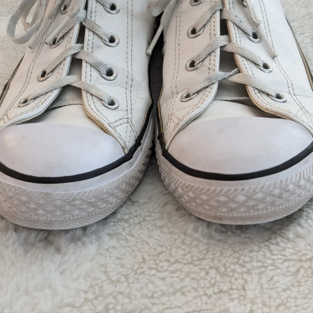 Great Condition: Converse Chuck Taylor All Star Leather Kids 3